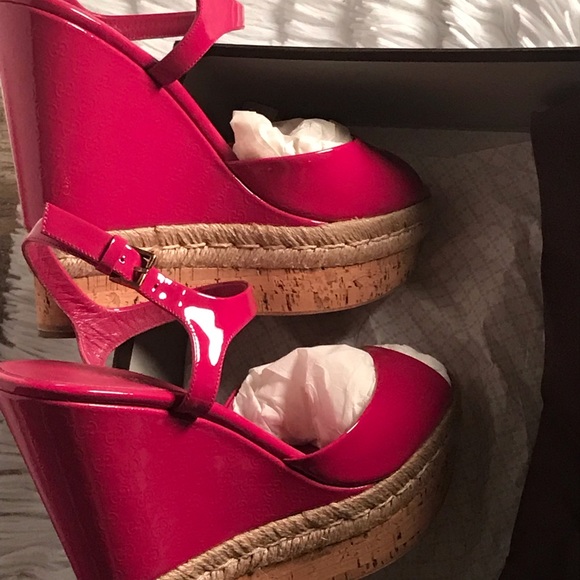 A pair of Gucci Sandals - Picture 2 of 6